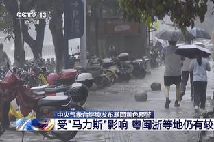 中国香港专家吐槽：苏亚雷斯还穿了球鞋，梅西连球鞋都没穿